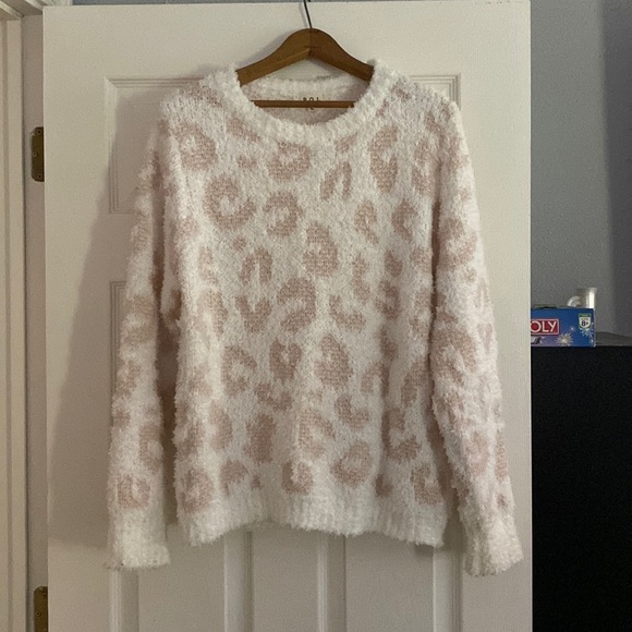 Two piece set fuzzy sweater and shorts by POL. I104 - Picture 1 of 7